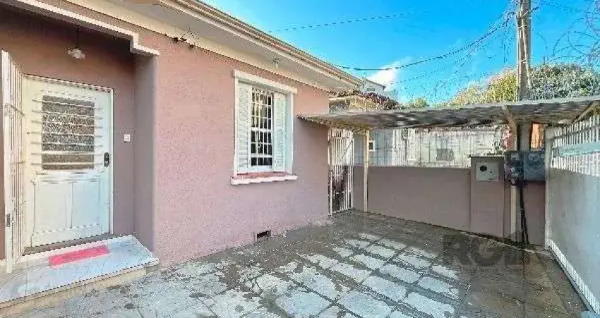 Casa em Porto Alegre, no bairro Medianeira, com 3 dormitório(s), e 3 banheiros, à venda.