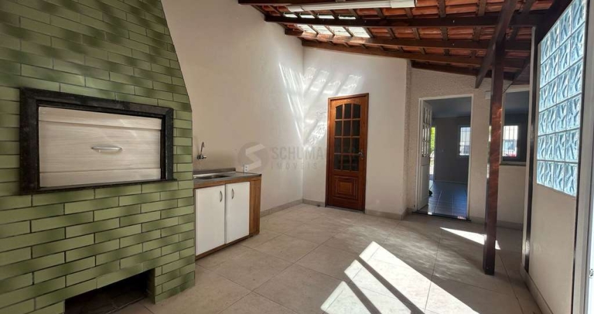 VENDA- Casa de condomínio 2 quartos, 1 vaga de garagem, reformada e churrasqueira- Hípica