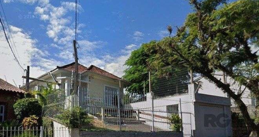 Casa 3 dormitórios, 1 vaga de garagem ampla e coberta. Possui edícula com 3 peças. Espaço com churrasqueira e dispensa. Área total de 484m².