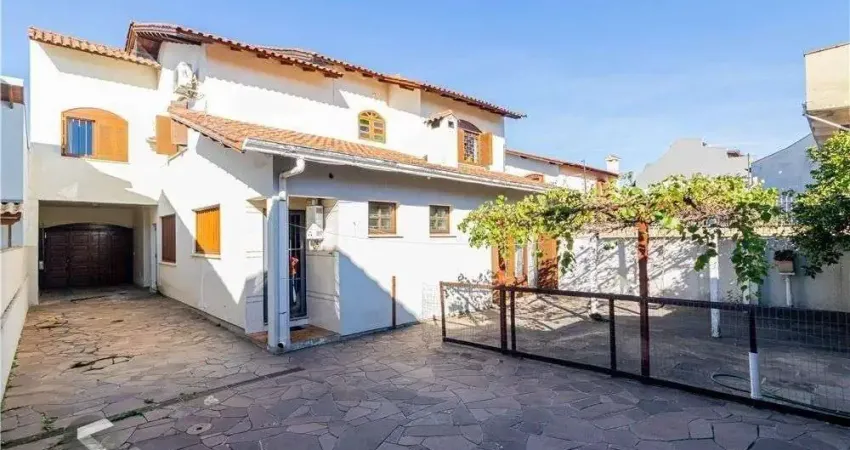 Ampla casa com 4 Dormitórios e Pátio Próximo a Adda Mascarenhas