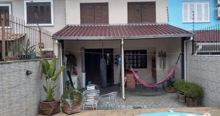 Excelente casa 3 dorm, 122m² privativos, amplo pátio com piscina nos fundos, rua doutor joão césar krieger