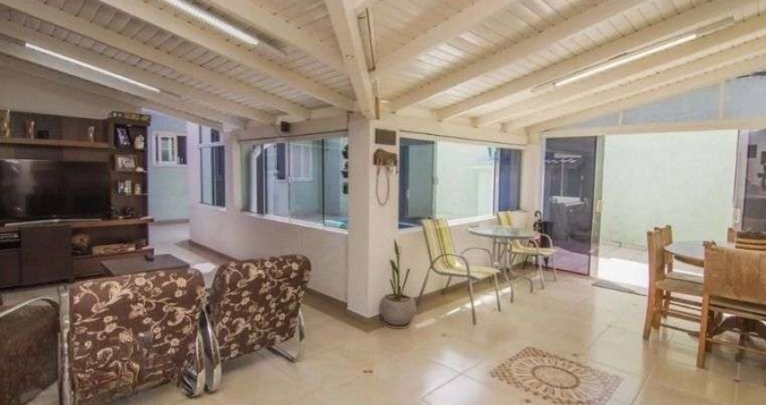 Casa com piscina e 4 suítes no Bairro Vila Ipiranga