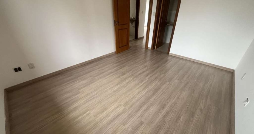 Apartamento de dois quartos, suíte e uma vaga de garagem no bairro Menino Deus