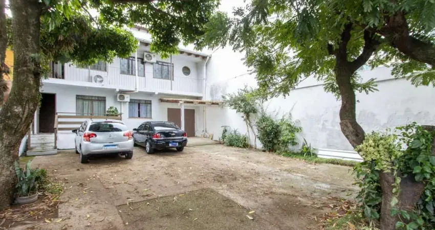Casa ampla de 2 pavimentos com 4 dormitórios, 1 suite e 4 vagas no bairro Santa Tereza!