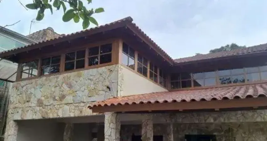 Casa em Porto Alegre, no bairro Vila Nova, com 4 dormitório(s), e 4 banheiros, à venda.