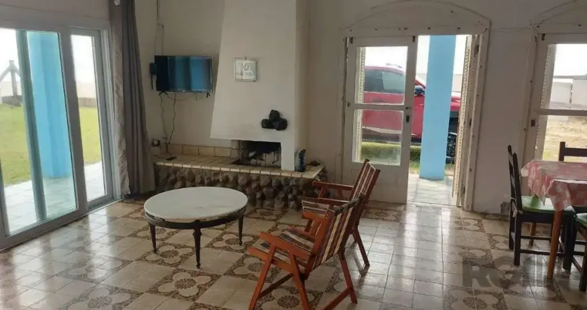 EXCELENTE CASA COM CINCO QUARTOS EM DOIS TERRENOS ESCRITURADOS À BEIRA MAR EM MARILUZ/IMBÉ