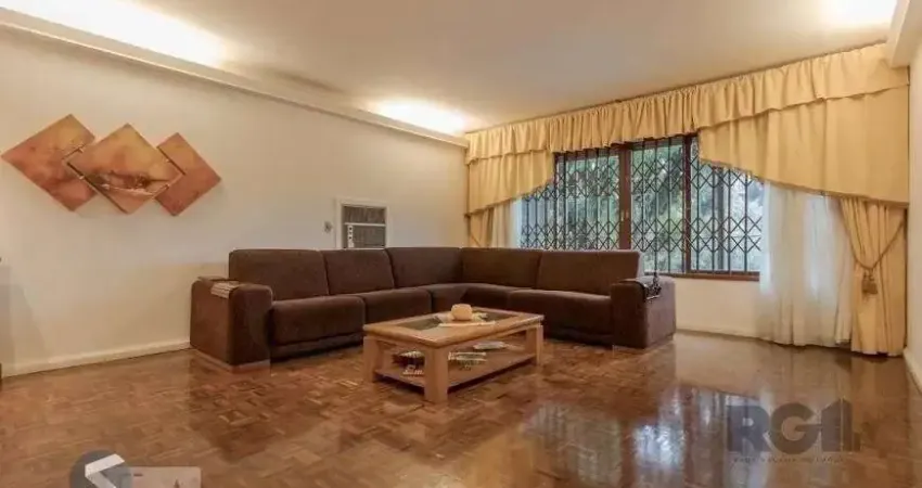 Casa com 04 dormitórios no bairro chacara das pedras porto alegre