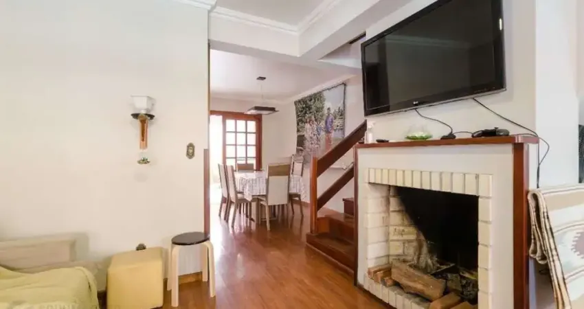 Casa em condomínio de 3 dormitórios sendo 1 suíte e 2 vagas de garagem no bairro Pedra Redonda, Zona Sul de Porto Alegre, RS.