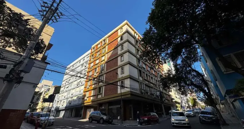 Apartamento no centro histórico de porto alegre – 2 dormitórios e 2 banheiros, dependência e elevador.