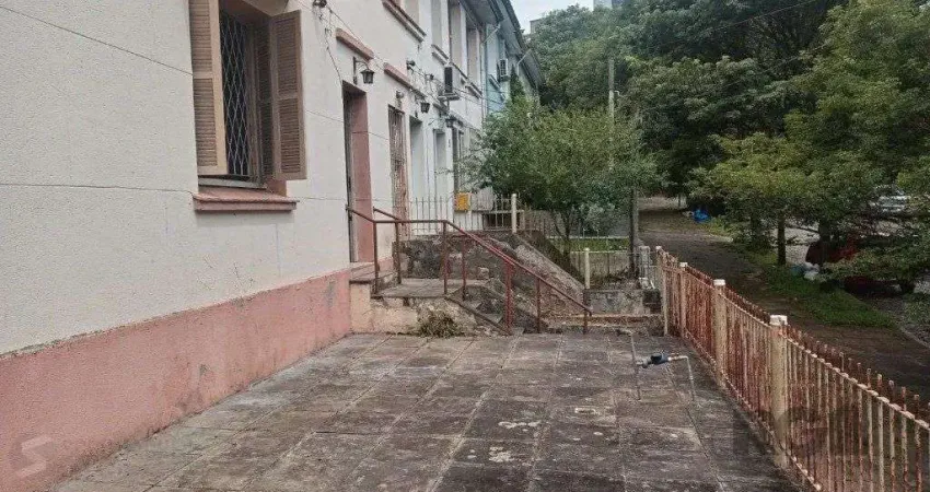 Sobrado no bairro Petrópolis com 4 dormitórios e amplo pátio