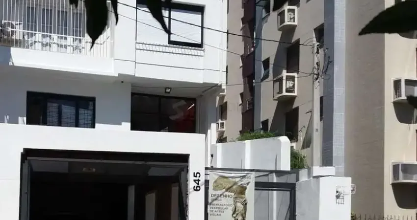 VENDA- Casa com 3 quartos sendo 1 suíte, 300m2, 2 vagas cobertas e churrasqueira- Menino Deus