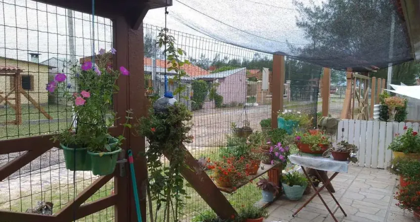 Casa com 04 dormitórios e duas vagas de garagem lado a lado em Balneário Pinhal.