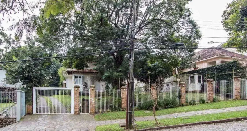 Casa para Venda - 489m², 4 dormitórios, sendo 2 suites, 3 vagas - Cristal
