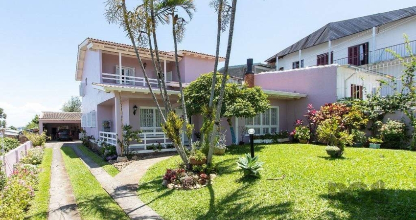Casa com 4 quartos, suíte, churrasqueira, lareira, garagem coberta e lindo jardim.