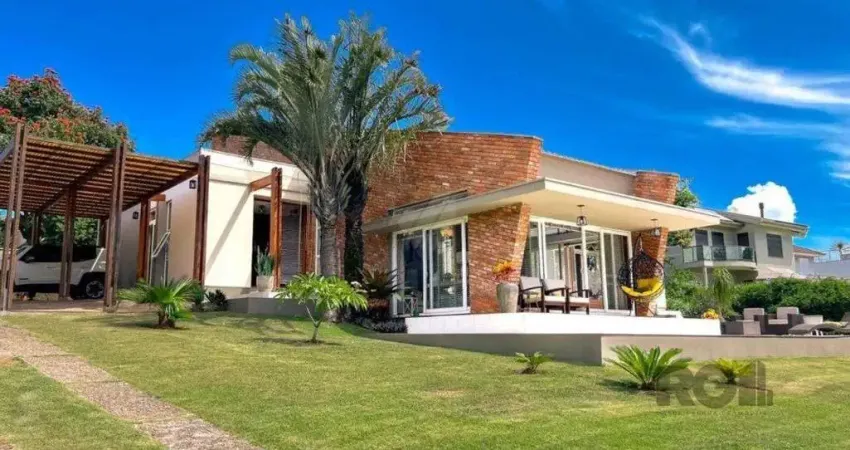 Casa à beira do lago na área central do condomínio com 4 suites