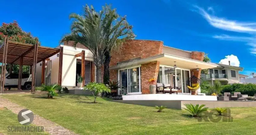 Casa à beira do lago na área central do condomínio com 4 suites