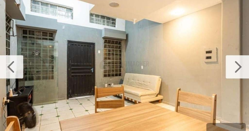 VENDA- Casa comercial, 2 quartos com sacada, 3 andares- Centro Histórico