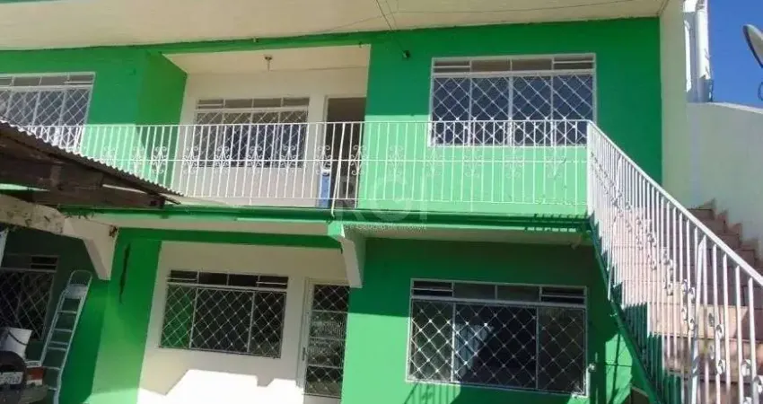 Casa frente, 81,50m2 e 2 apartamento nos fundos térreo e segundo andar.