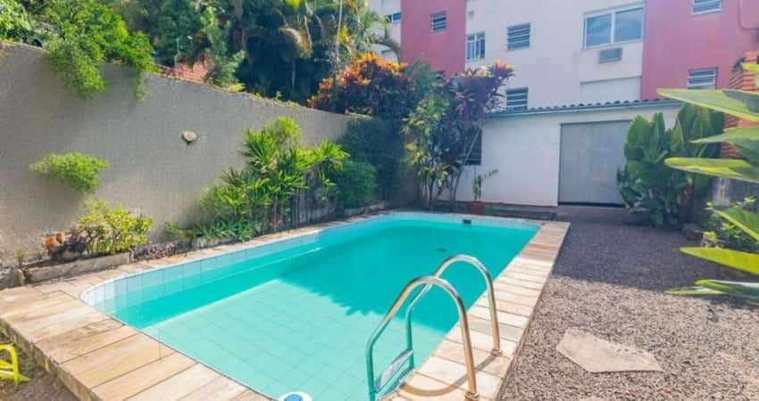 Casa com 255 metros privativos e pátio com piscina no Bairro Higienópolis