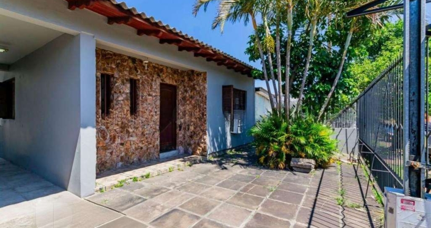 Casa com 3 dormitórios, 4 vagas e amplo pátio no Bairro Sarandí