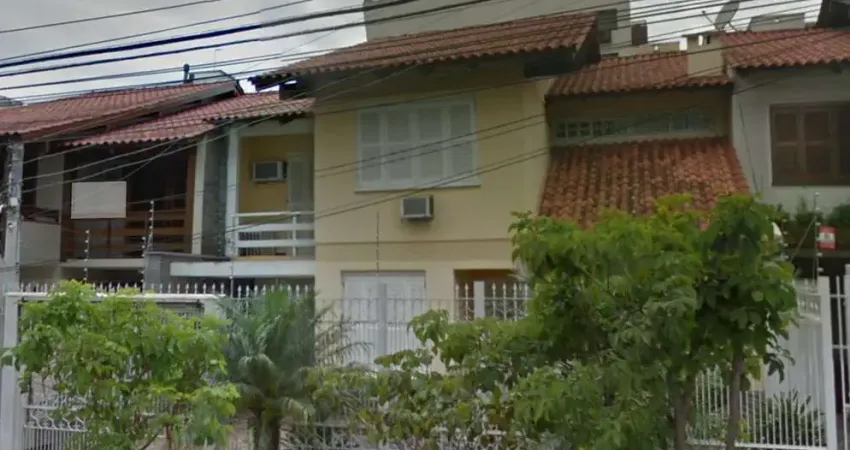 Casa a venda de 4 dormitórios com 325,40 m², no bairro Jardim Lindóia em Porto Alegre.