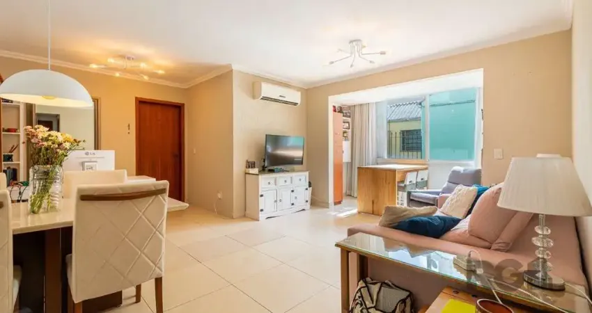Apartamento de três quartos, suíte e uma vaga de garagem no bairro Petrópolis em Porto Alegre.