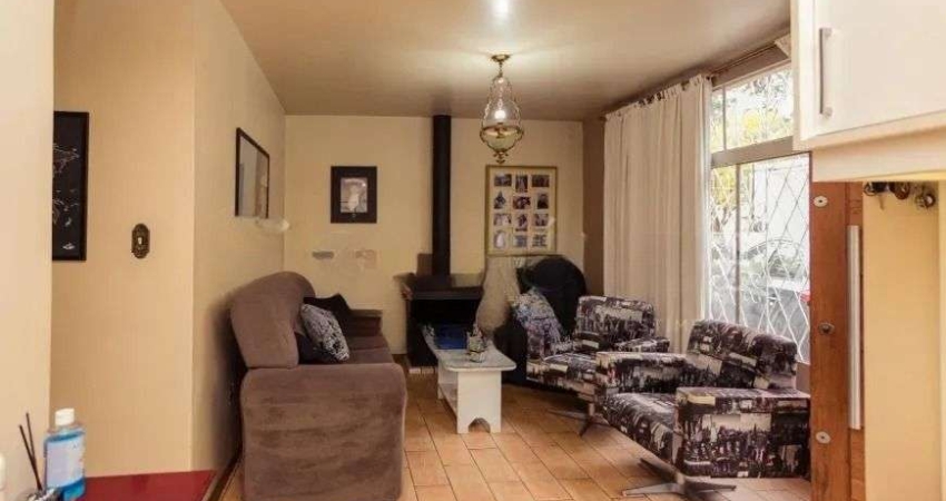 Casa térrea com 200m² privativos, 3 quartos, Rua Sylvio Sanson - Sarandi