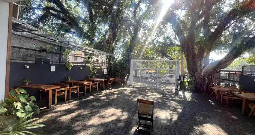 Vendo prédio comercial com 01 loja e 02 apartamentos. Excelente para investimento.