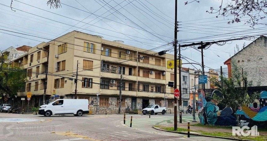 APARTAMENTO A VENDA, 3 DORMITÓRIOS REFORMADO NA JOÃO ALFREDO.