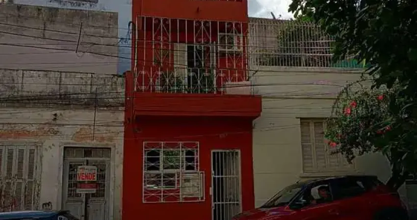Sobrado funcional com três pavimentos no centro de Porto Alegre!