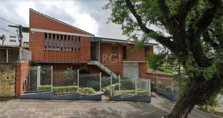 Casa para Venda - 350m², 3 dormitórios, sendo 2 suites, 5 vagas - Santo Antonio