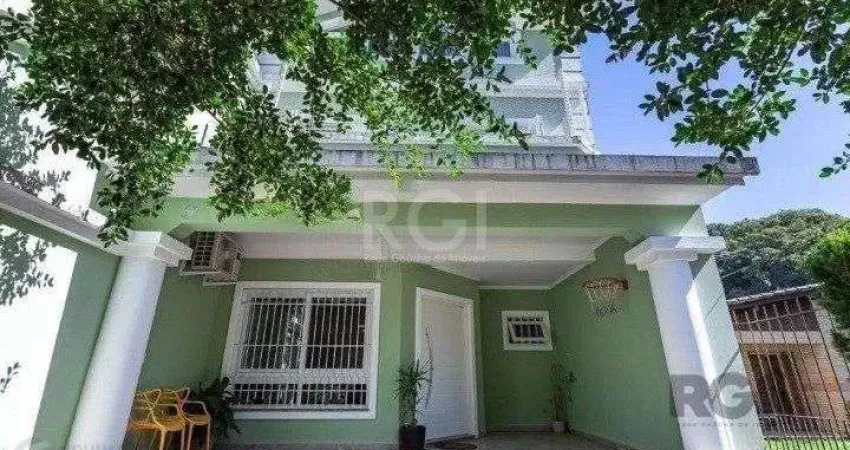 Casa com 03 dormitórios, 01 suíte, pátio, terraço com churrasqueira e vaga de garagem para 03 carros no bairro Ipanema
