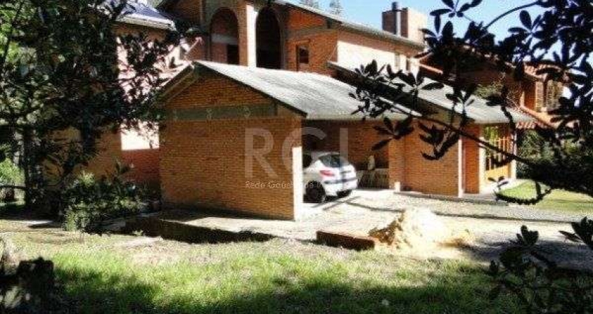 Casa Condominio para Venda - 480m², 3 dormitórios, sendo 2 suites, 2 vagas - Elsa