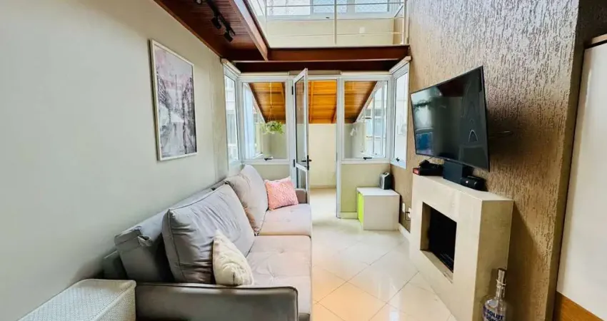 Duplex na Bela Vista, 2 dormitórios com espaço para home office, lareira e 2 vagas