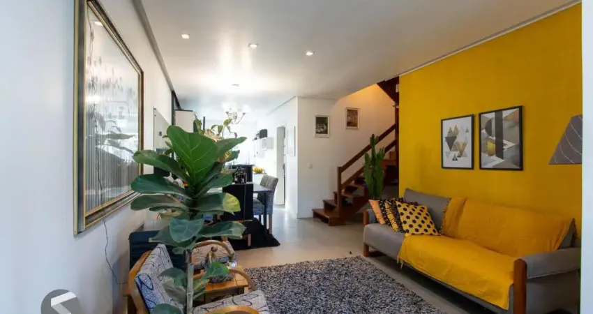 Sobrado com 2 dormitórios, sendo 1 ampla suíte com banheira de hidromassagem, 2 vagas.