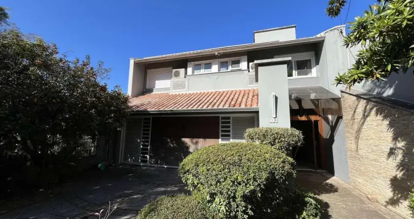 Casa de 3 quartos, todos suítes e 2 vagas de garagem no bairro Boa Vista em POA