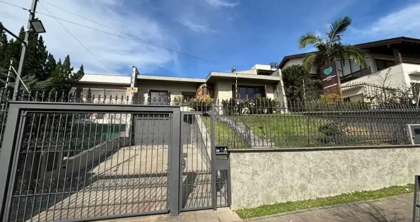 Casa 4 dormitórios, 1 suíte, 03 vagas, bairro três figueiras, porto alegre.