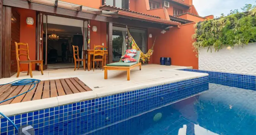 Casa em condomínio fechado a venda no bairro três figueiras.