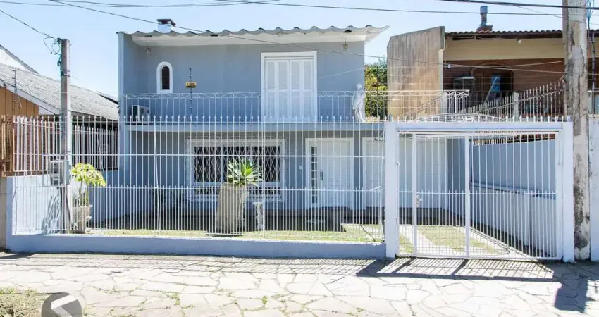 Casa de alvenaria, com 3 quartos, 1 suíte e 3 vagas de garagem.
