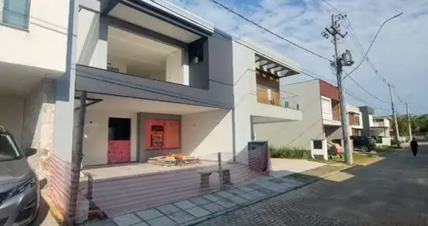 Casa em condomínio fechado pateo verde, 3 suítes sendo 1 master com sacada e 2 vagas de garagem