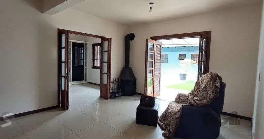 Casa com 04 dormitórios, 06 vagas de garagem, edícula, no bairro jd. itu.