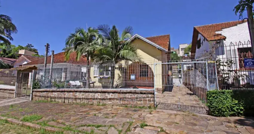 Casa 3 dormitórios , sala 02 ambientes, banheiros, cozinha, churrasqueira, em terreno 12x30, super ensolarada , ventilada , de fácil acesso as avenidas e conveniências do bairro . vale a pena conferir