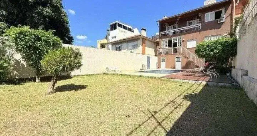 Casa de 4 dormitórios, uma suíte, pátio com piscina nos fundos e espaço para até 3 carros no chácara das pedras