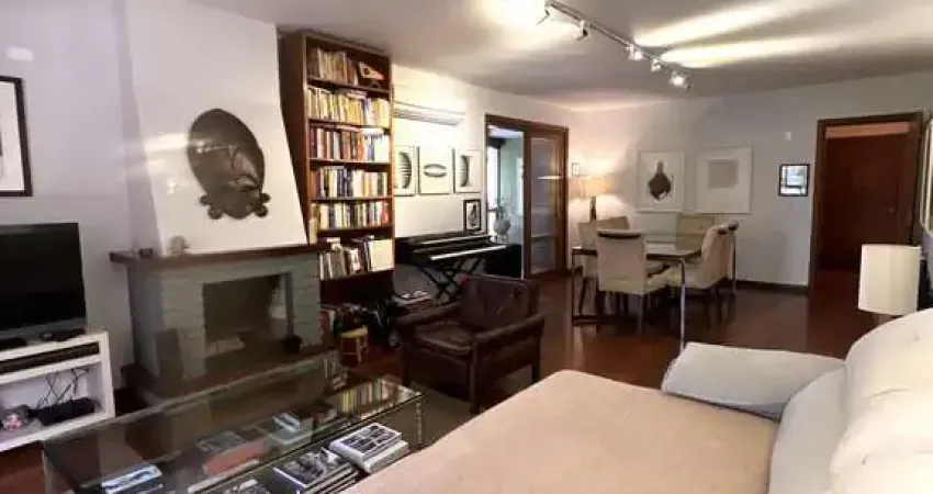 Apartamento com 3 dormitórios, sendo 1 suíte, lareira e 2 vagas no menino deus