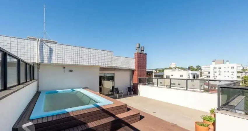 Cobertura com 3 dormitórios, suíte, piscina e churrasqueira.