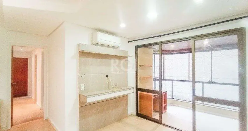 Vende ou aluga no bairro menino deus, com garagem, apartamento de 03 dormitórios, suíte, living 02 ambientes, com sacada e churrasqueira