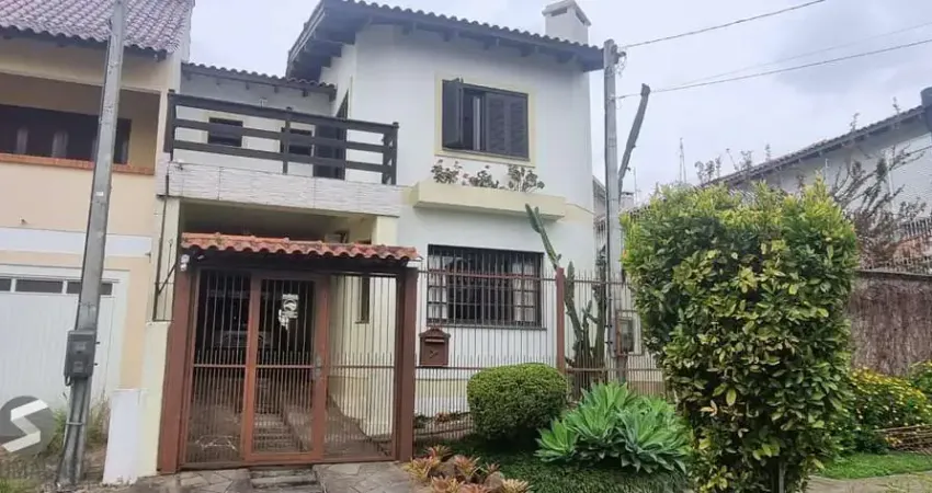 Ótima residência com 3 dormitórios, sendo 1 suíte, lareira e piscina.