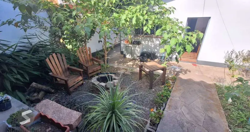 Casa com pátio frente e fundos , lareira churrasqueira, vaga proximo a Av do Forte.