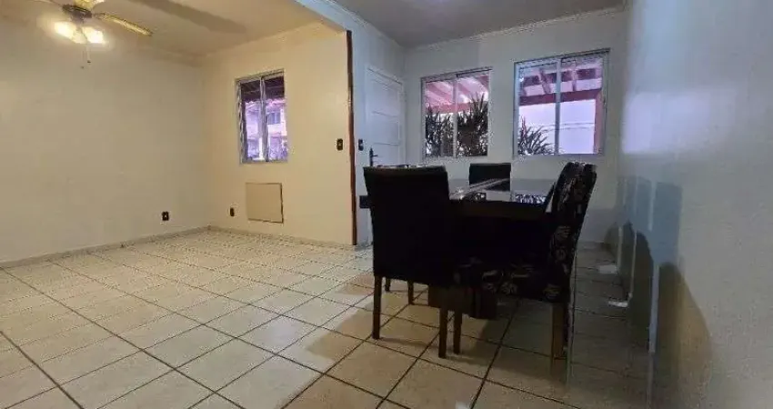 Casa em condomínio fechado de 3 dormitórios,2 vagas no bairro Parque Santa Fé.