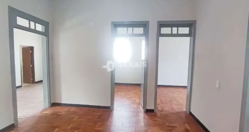 Casa com 3 quartos para alugar no Centro, Divinópolis 